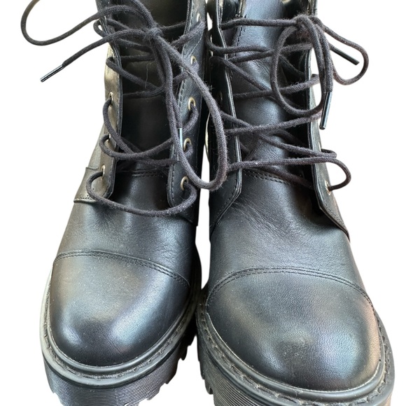 Dr. Martens Averil Size 7 Black Heeled Boots with Chunky Heel - Picture 2 of 7